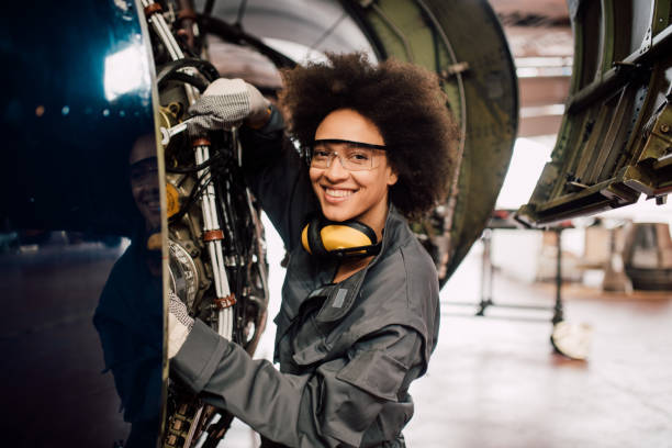 mujer feliz reparación de aeronaves - occupation machine part working safety fotografías e imágenes de stock