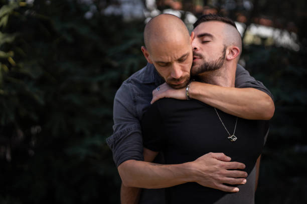 ハンサムなゲイのカップルがキス - gay man homosexual men kissing ストックフォトと画像