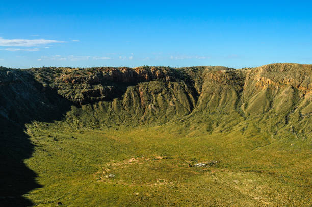 el borde sur del cráter del meteorito - winslow arizona fotografías e imágenes de stock