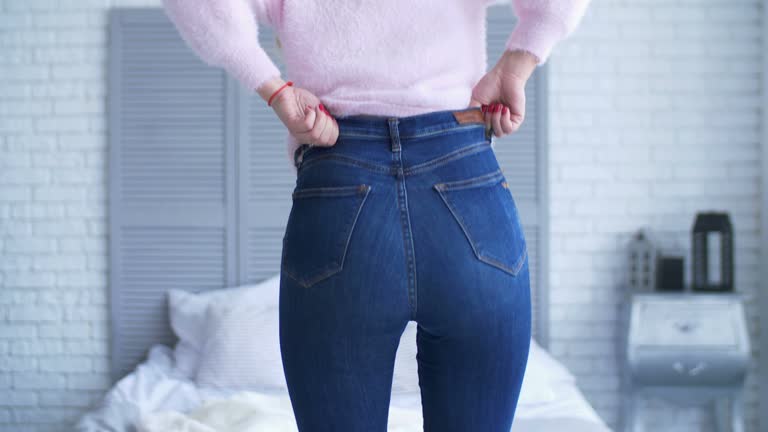 27.900+ Mujer Con Jeans Vídeos de stock y películas libres de derechos -  iStock