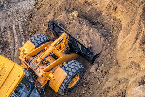 excavadora en el trabajo - earth mover digging land bulldozer fotografías e imágenes de stock