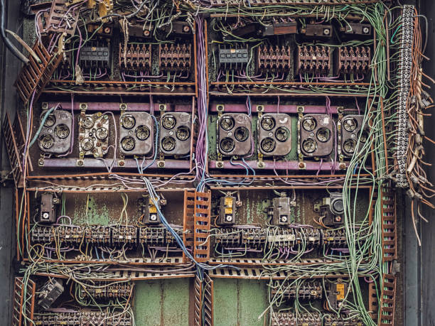 vecchio pannello elettrico - circuit breaker foto e immagini stock