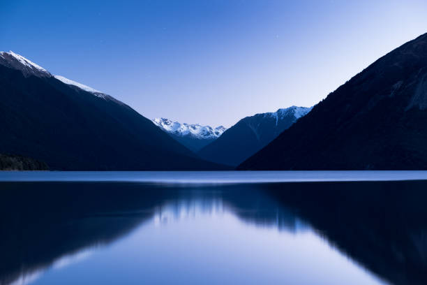 die atemberaubende reflexion des berges der alpen auf dem see nach sonnenuntergang. st arnaud, nelson lakes national park. - marlborough region stock-fotos und bilder