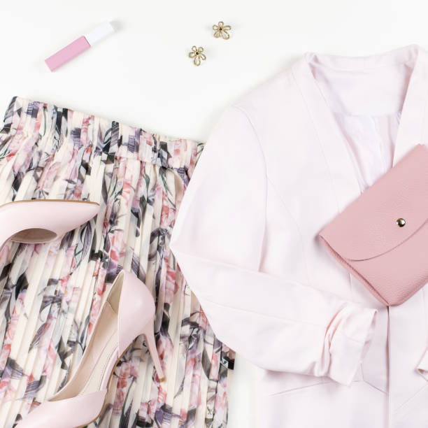одежда и аксессуары для женщин - юбка, куртка, обувь в пастельных розовых тонах - 2802 стоковые фото и изображения