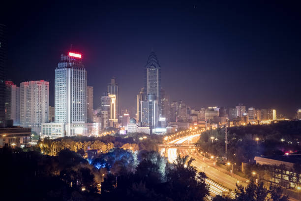 urumqi stadsgezicht bij nacht - urumqi stockfoto's en -beelden