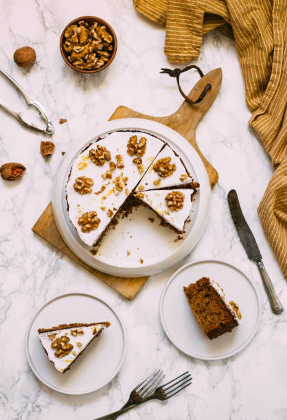 морковный торт с сливочным сыром icing и грецким орехом. веганская и безглютеновая концепция - cake carrot carrot cake dessert стоковые фото и изображен�ия