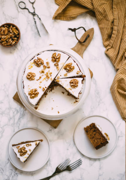 pastel de zanahoria con glaseado de queso crema y nuez. concepto libre vegano y gluten - carrot close up silverware cutting board fotografías e imágenes de stock