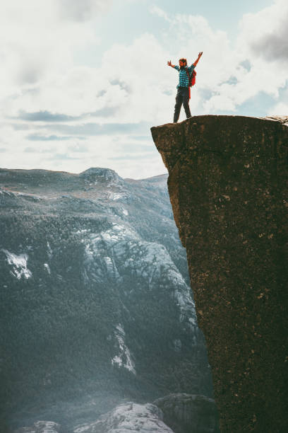 człowiek sukces turystyczny podniósł ręce na preikestolen krawędzi klifu w górach norwegii travel lifestyle przygoda koncepcja wakacje na świeżym powietrzu pulpit rock - mountain climbing rock climbing motivation awe zdjęcia i obrazy z banku zdjęć