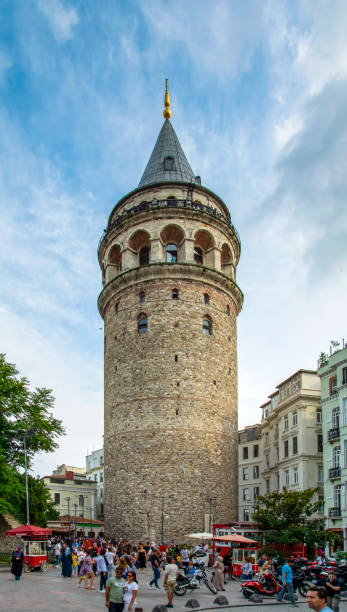 galata-turm und der straße in der alten stadt von istanbul, türkei - galata tower stock-fotos und bilder