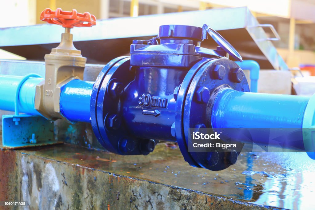 Wasserzähler, die gemeinsame Stahl Wasserhahn Sanitär haben Reparatur Rohr hautnah - Lizenzfrei Ventil Stock-Foto