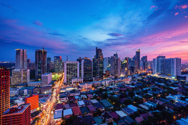 makati cityscape colorido do sol metro manila filipinas - manila philippines makati city - fotografias e filmes do acervo