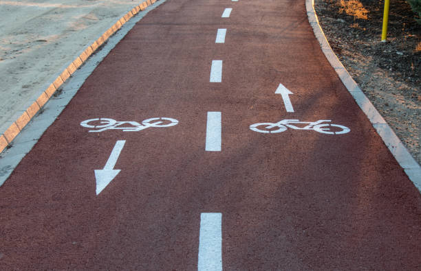 sinais de direção pintados no chão de uma ciclovia - bicycle sign symbol bicycle lane - fotografias e filmes do acervo