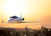 privatflugzeug-fliegt-auf-new-york-city.jpg?b=1&s=170x170&k=20&c=oMkVKMb9BSws8nFIWWe6DYy2lxFan-j7JeqXMkEfrZw=