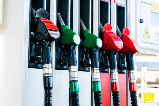 distributore di benzina e diesel alla stazione di servizio. ugelli della pompa di benzina. primo del primo tempo della pistola di rifornimento di benzina alla stazione di servizio. ugelli di riempimento colorati della pompa di benzina. pompa del carburante - fossil fuel fuel and power generation fuel pump gasoline foto e immagini stock