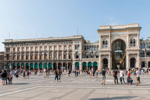 menschen zu fuß auf dem platz piazza del duomo vor dem mailänder dom und vittorio emanuele galerie in mailand, italien. - shopping milan italy retail shopping mall stock-fotos und bilder