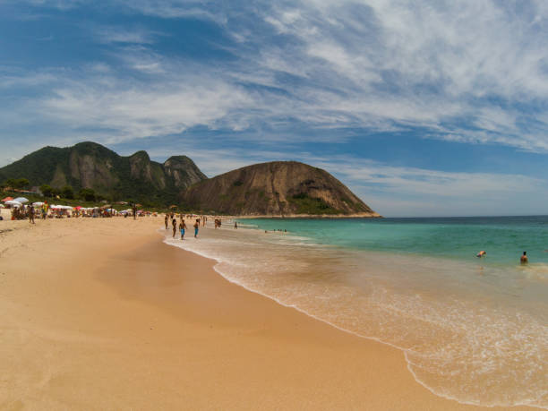 water, sand, sun and perfect beach - niteroi imagens e fotografias de stock