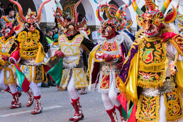 bailarines en el carnaval de oruro en bolivia. - bolivian culture fotografías e imágenes de stock