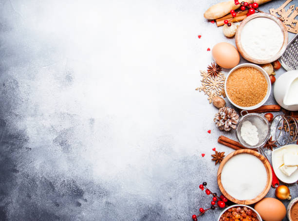 kompozycja świąteczno-noworoczna ze składnikami do pieczenia lub ciasteczkami, ze złotymi płatkami śniegu - anise baked biscuit brown zdjęcia i obrazy z banku zdjęć