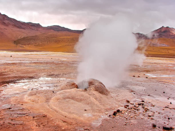 san pedro de atacama, scenografici tatio geysers - geyser nature south america scenics foto e immagini stock