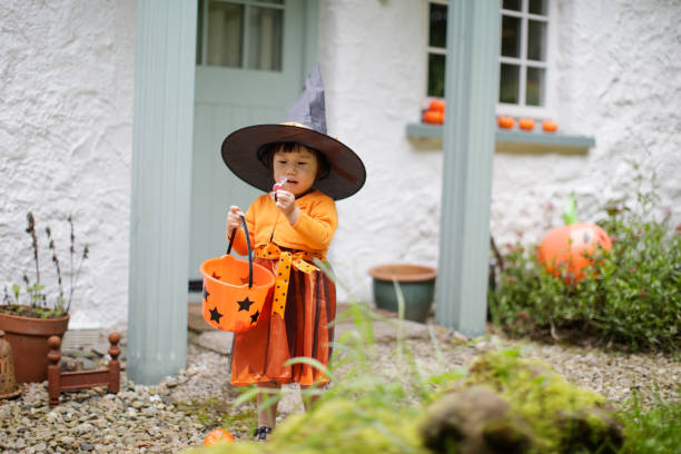 garota da criança vestida tocando na festa de halloween - baby pirate costume toddler - fotografias e filmes do acervo