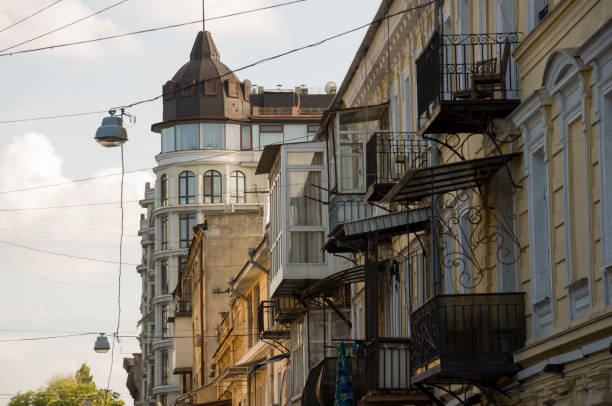 antigos edifícios da cidade antes e depois restavration. janelas antigas, telhados, varandas. esculturas, paredes - restavration - fotografias e filmes do acervo