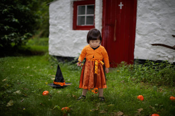 vestido de niña niño jugando en la fiesta de halloween - baby pirate costume toddler fotografías e imágenes de stock