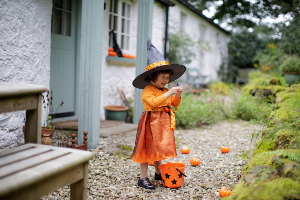 vestido de niña niño jugando en la fiesta de halloween - baby pirate costume toddler fotografías e imágenes de stock