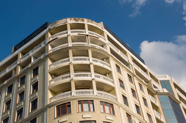 alte stadtgebäude vor und nach restavration. alte fenster, dächer, balkone. skulpturen, mauern - restavration stock-fotos und bilder