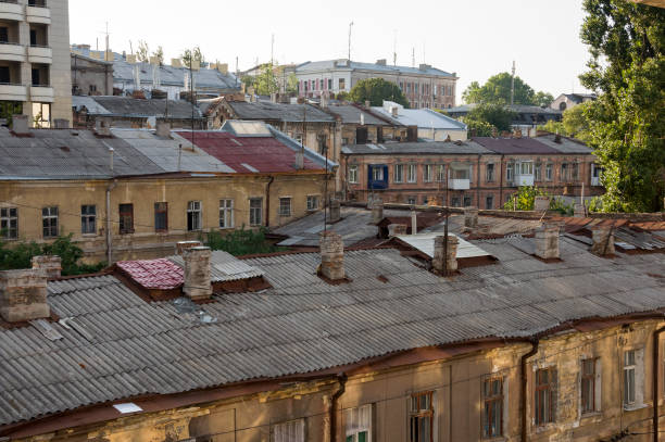 alte stadtgebäude vor und nach restavration. alte fenster, dächer, balkone. skulpturen, mauern - restavration stock-fotos und bilder