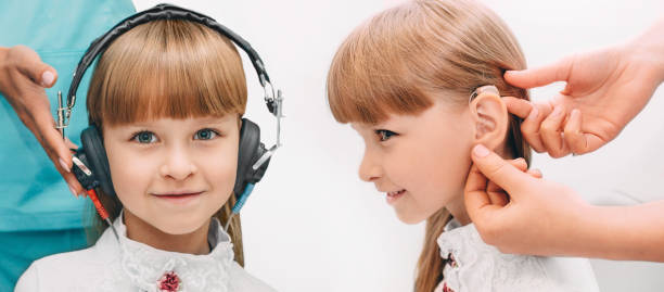 kleine mädchen tragen kopfhörer immer einen hörtest collage und nach dem hörtest, arzt stellt ein hörgerät im ohr. - hearing aid audiologist audiology small stock-fotos und bilder