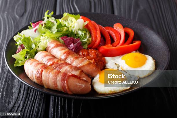 영어 아침 식사 돼지 담요에서 튀긴 소시지는 접시에 베이컨 달걀 소스와 야채 샐러드 클로즈업에 싸여 가로 0명에 대한 스톡 사진 ... 영어 아침 식사 돼지 담요에서 튀긴 소시지는 접시에 베이컨 달걀 소스와 야채 샐러드 클로즈업에 싸여 가로 0명에 대한 스톡 사진 ...