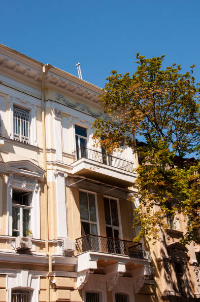 histórica casa de pedra antiga no pátio com árvores ao redor. antigos edifícios da cidade antes e depois restavration. janelas antigas, telhados, varandas. esculturas, paredes sul, verão - restavration - fotografias e filmes do acervo