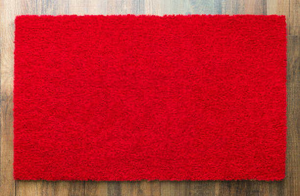 tapete de boas vindas em branco vermelho no assoalho de madeira fundo pronto para o seu próprio texto - welcome sign doormat greeting floor mat - fotografias e filmes do acervo