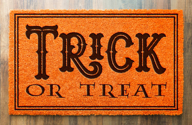 trick or treat halloween laranja tapete de boas vindas no fundo do assoalho de madeira - welcome sign doormat greeting floor mat - fotografias e filmes do acervo