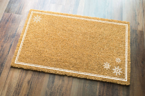 tappeto di benvenuto per vacanze vuote con fiocchi di neve su sfondo pavimento in legno - welcome sign doormat greeting floor mat foto e immagini stock