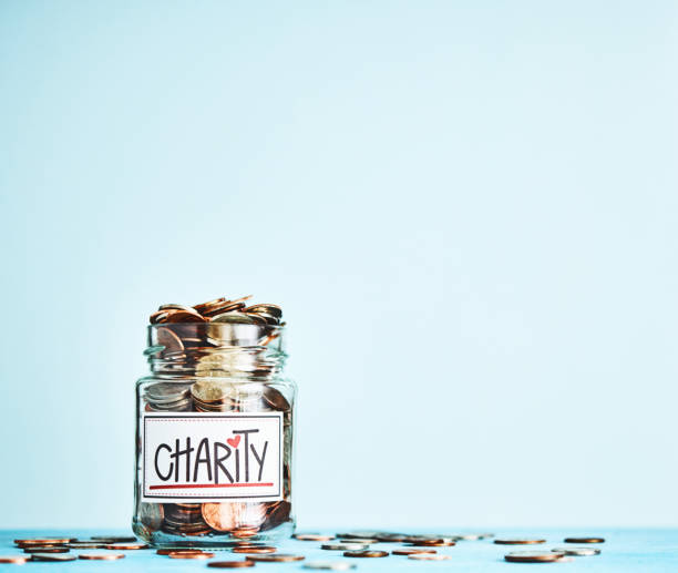 자선 미국 돈을 항아리 가득 밝은 파란색 배경으로 동전 - jar currency donation box charity and relief work 뉴스 사진 이미지