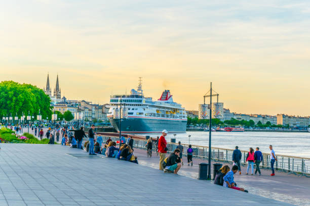 люди наслаждаются солнечным днем в бордо, франция - quayside стоковые фото и изображения