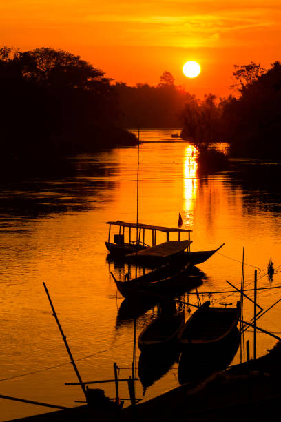 lever de soleil doré sur don det - siphandon photos et images de collection