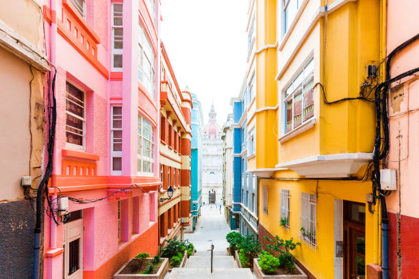 Rua com edifícios coloridos - a Coruña, Galiza, Espanha - foto de acervo