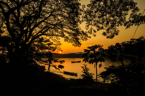 tropikalny zachód słońca nad mekong laosem - luang phabang laos thailand mekong river zdjęcia i obrazy z banku zdjęć