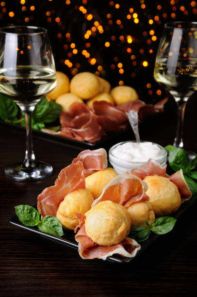 Coccoli is an appetizer from Italy. Pizza dough balls are fried and sprinkled with salt, served with prosciutto and cheese. Traditional Food During Christmas Period.They are also called pittule o pettole,I Coccoli toscani,Coccoli Fiorentini . coccoli es un aperitivo de italia. bolas de masa de pizza frita y espolvoreadas con sal, servido con jamón y queso. alimentos tradicionales durante navidad period.they se llaman también pittule o pettole, que toscani coccoli, coccoli fiorentini.
