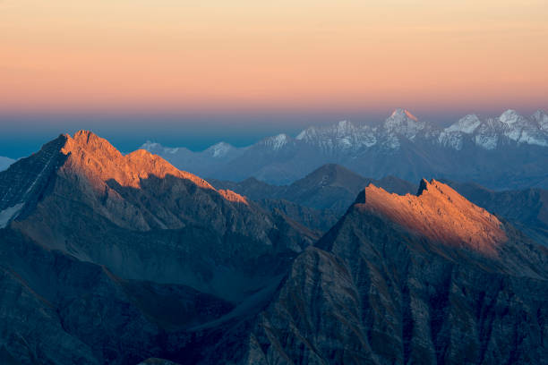 vista all'alba dal rifugio torino, catena montuosa con alpenglow - sunrise european alps mountain alpenglow foto e immagini stock