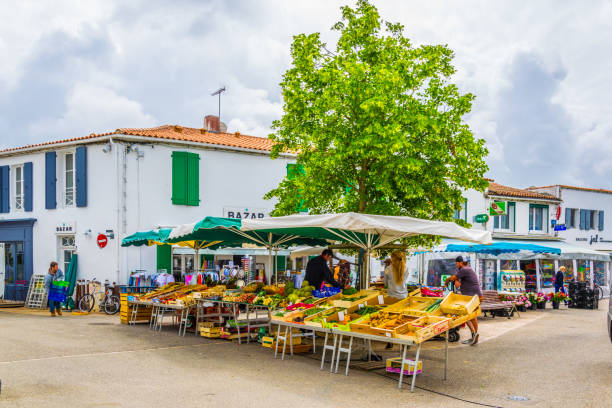 eine straße in les portes de re village befindet sich auf der ile de ré, frankreich - ile de re stock-fotos und bilder