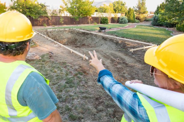 pracownicy płci męskiej i żeńskiej z widokiem na plac budowy basenu - construction yard zdjęcia i obrazy z banku zdjęć