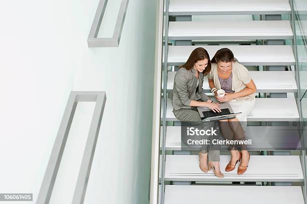 Geschäftsfrauen Mit Laptop Auf Treppe Stockfoto und mehr Bilder von 25-29 Jahre - 25-29 Jahre, Ansicht aus erhöhter Perspektive, Berufliche Beschäftigung