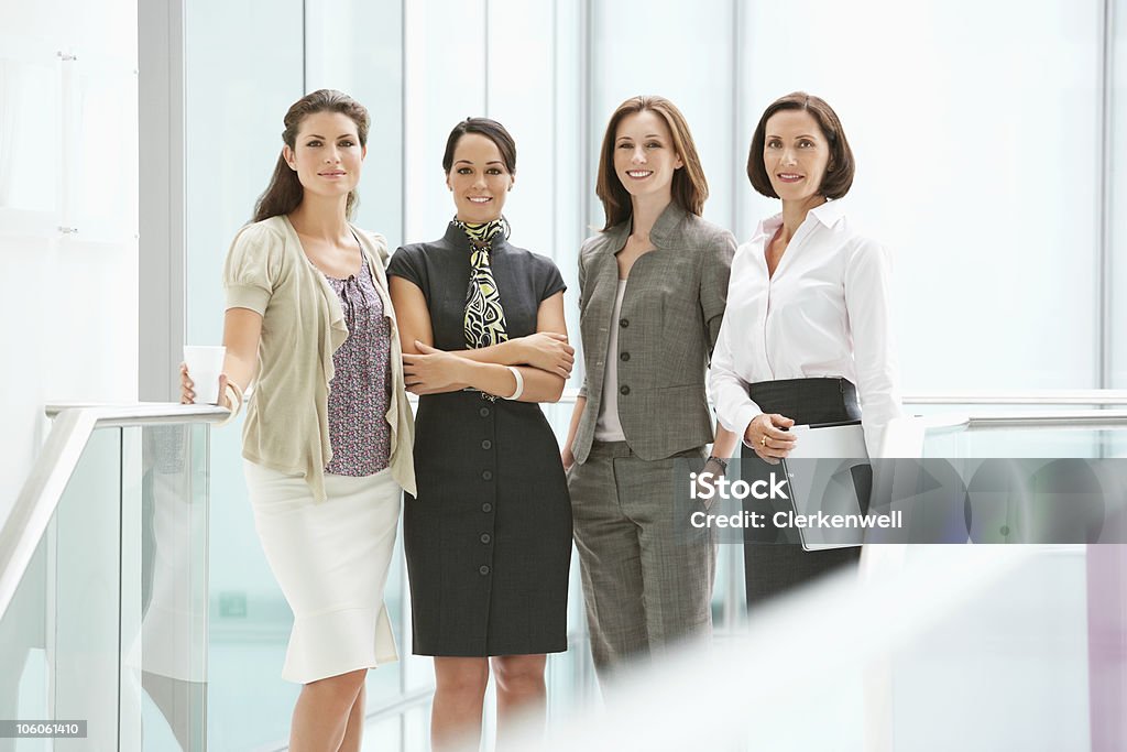 Porträt einer lächelnden Geschäftsfrauen stehen im Korridor - Lizenzfrei 20-24 Jahre Stock-Foto
