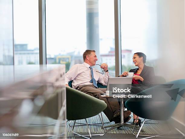두 비즈니스 사람들은 사무실에서 카페테리아 테이프로 방 가운데에 줄을 만듭니다 노트북에 대한 스톡 사진 및 기타 이미지 - 노트북, 2명, 35-39세