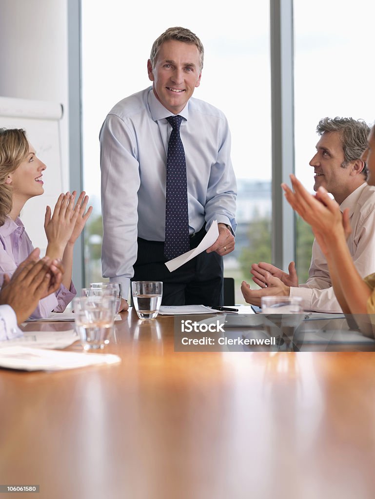 Gens d'affaires applaudir lors d'une réunion - Photo de Présentation - Discours libre de droits