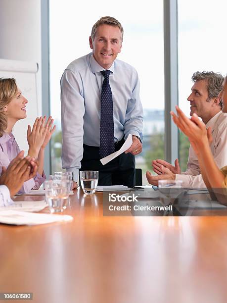 Negócios Durante Uma Reunião De Pessoas Aplaudir - Fotografias de stock e mais imagens de Apresentação - Discurso - Apresentação - Discurso, Sucesso, 30-34 Anos