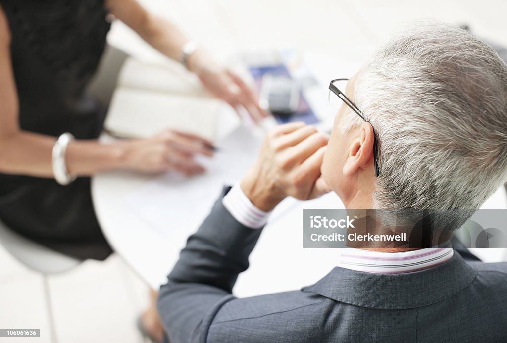 Tronco de uma mulher discutir trabalhar com um empresário - Foto de stock de 40-44 anos royalty-free